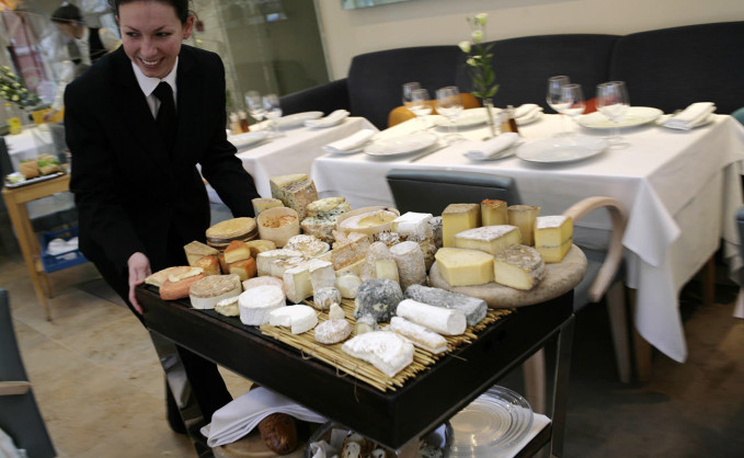 Should we use food trolleys to serve in restaurants and hotels? Picture 4