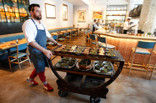 Should we use food trolleys to serve in restaurants and hotels? Picture 7