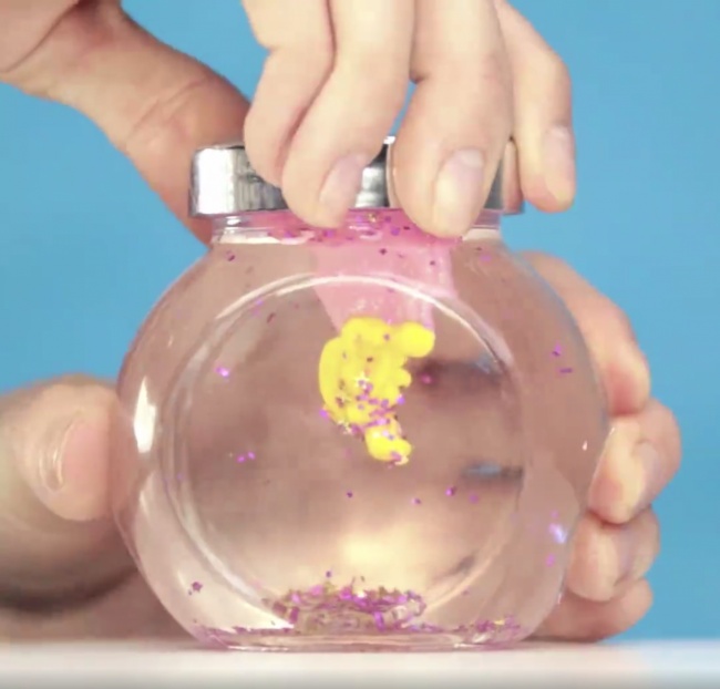 Simple steps to make a snow globe for your baby Picture 5