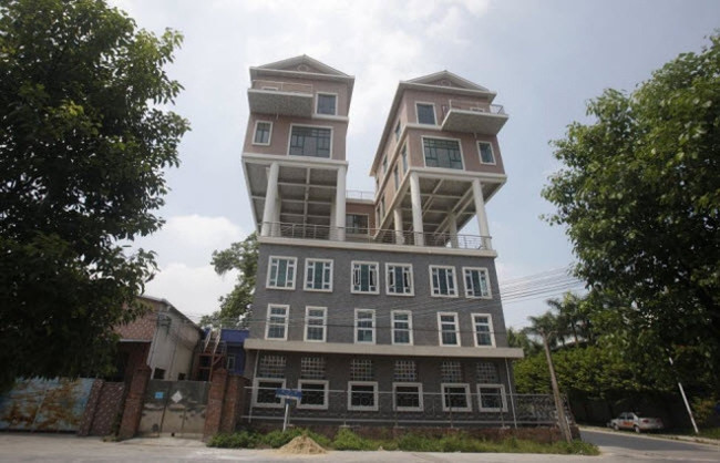 Startled with houses built on unbelievable terrain Picture 10