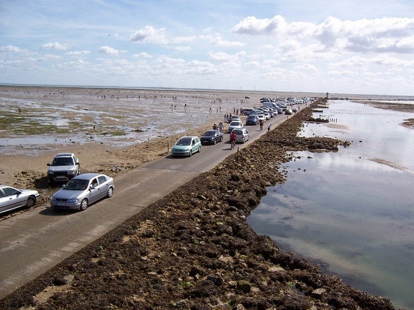 Strangely the road disappears twice a day on the Atlantic coast Picture 2