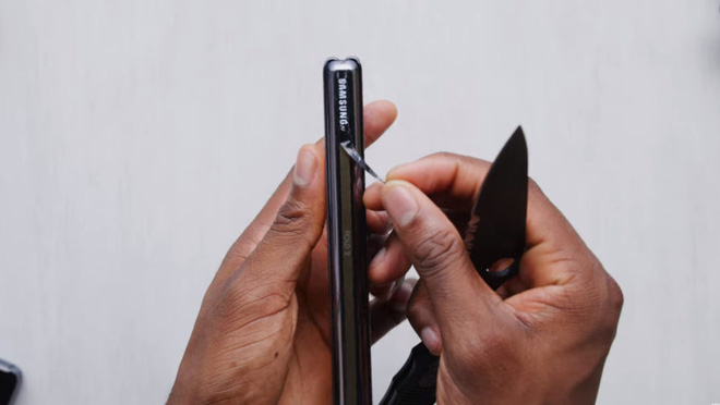 Struggling the folding screen smartphone of the drug lord's brother: It's just the Galaxy Fold with more gold decals Picture 2