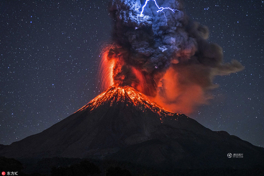 Stunned the impressive moment when lightning struck the crater that was erupting Picture 4