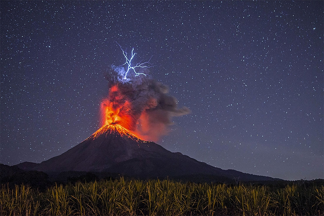 Stunned the impressive moment when lightning struck the crater that was erupting Picture 5