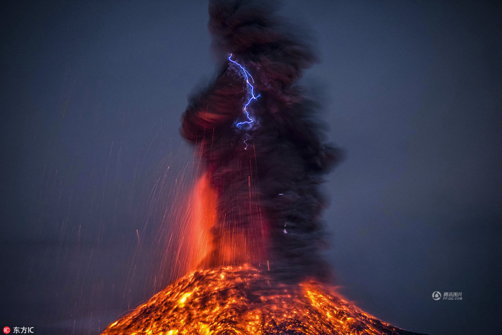 Stunned the impressive moment when lightning struck the crater that was erupting Picture 7
