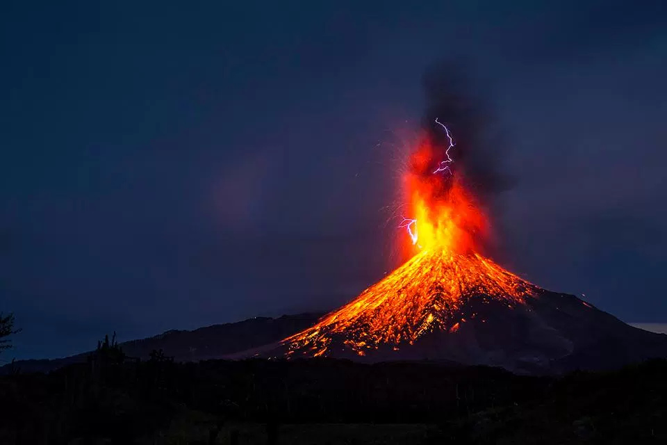 Stunned the impressive moment when lightning struck the crater that was erupting Picture 8