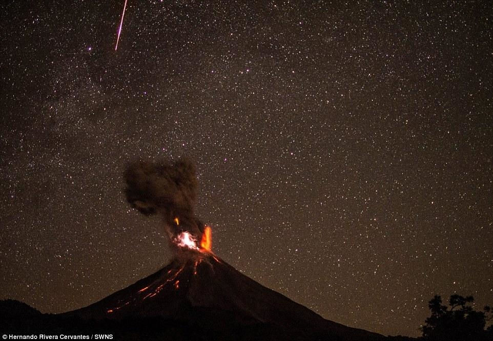 Stunned the impressive moment when lightning struck the crater that was erupting Picture 9