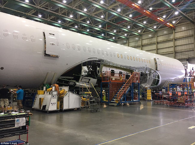 Suddenly enter the secret aircraft manufacturing workshop in the world's largest building Picture 13