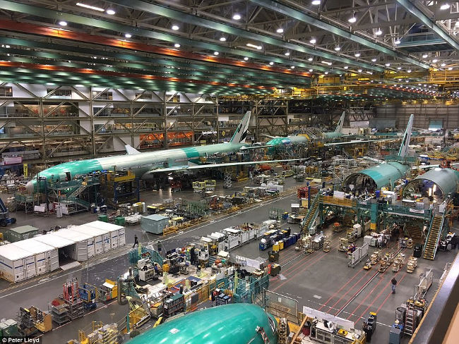 Suddenly enter the secret aircraft manufacturing workshop in the world's largest building Picture 14