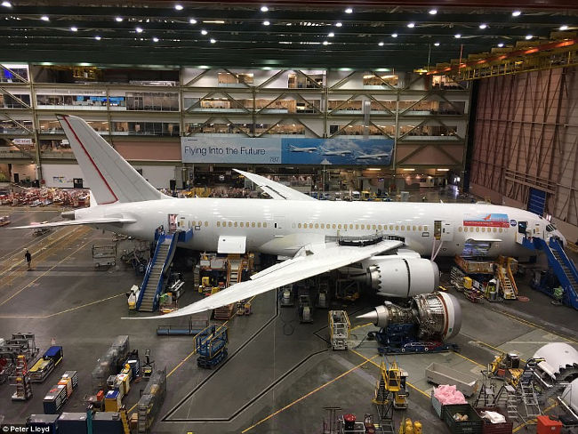 Suddenly enter the secret aircraft manufacturing workshop in the world's largest building Picture 3