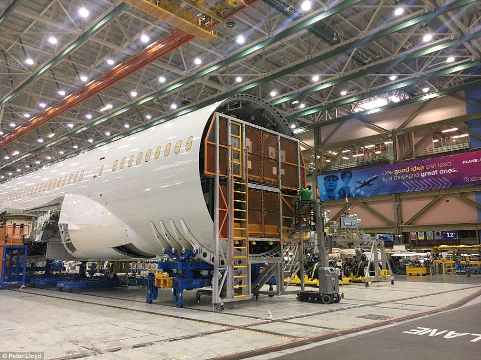 Suddenly enter the secret aircraft manufacturing workshop in the world's largest building Picture 6