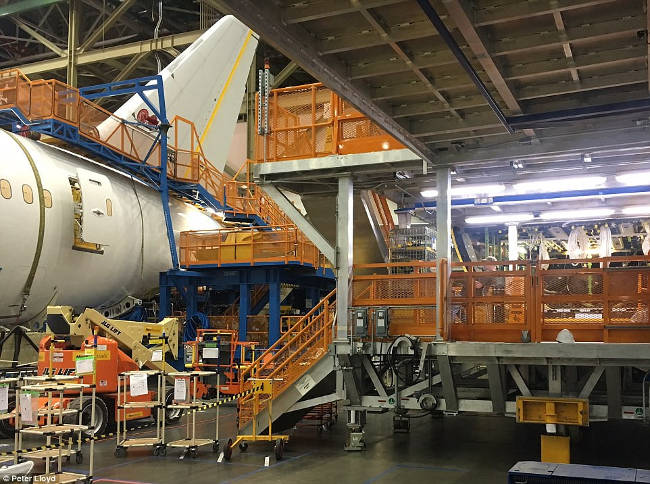 Suddenly enter the secret aircraft manufacturing workshop in the world's largest building Picture 7