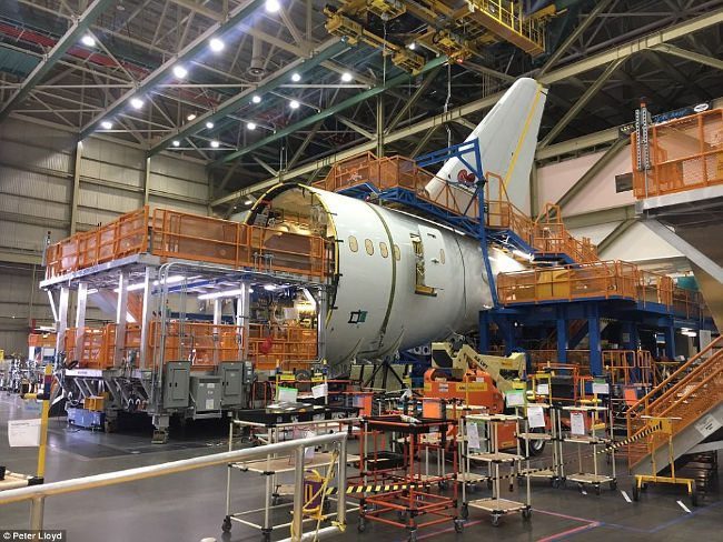 Suddenly enter the secret aircraft manufacturing workshop in the world's largest building Picture 8