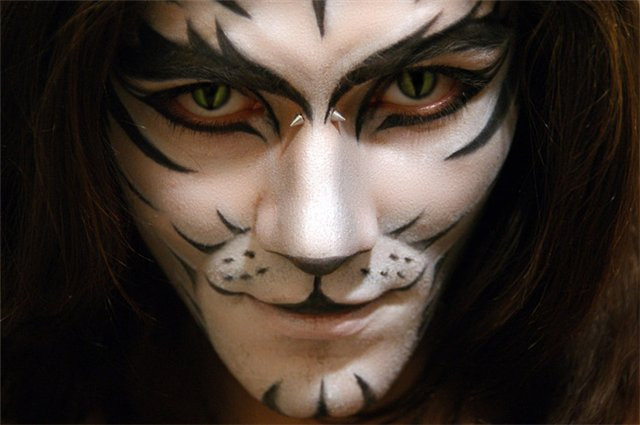 Suggest the style of masquerade for men on Halloween night Picture 6