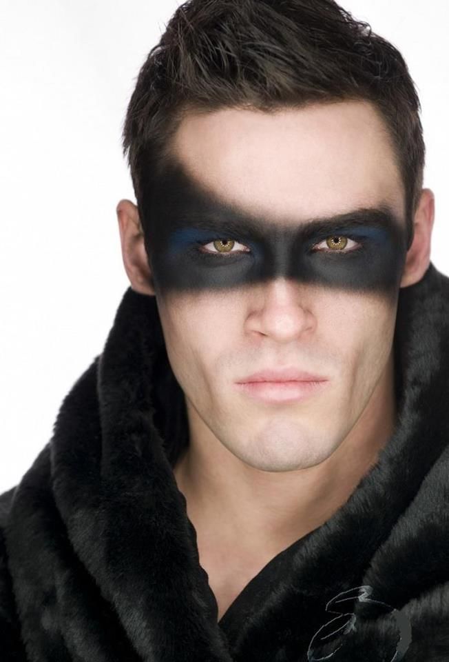 Suggest the style of masquerade for men on Halloween night Picture 7