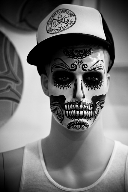 Suggest the style of masquerade for men on Halloween night Picture 8