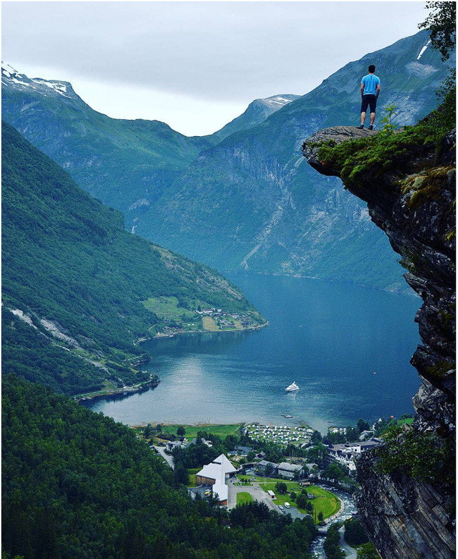 Take a look at the same location, how the two pictures were taken by different professional and amateur photographers! Picture 6