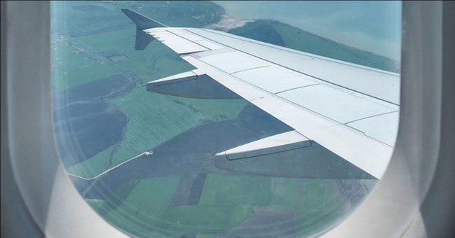 Take beautiful photos on the plane with the following tips Picture 1