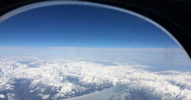Take beautiful photos on the plane with the following tips Picture 2