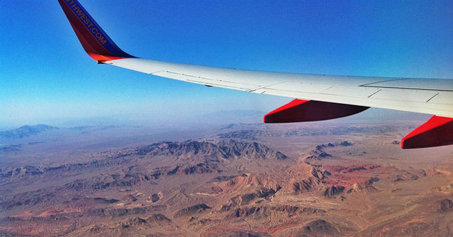 Take beautiful photos on the plane with the following tips Picture 3