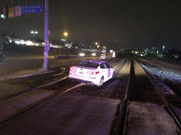 The American driver was almost caught by the train because she parked on the track as instructed by GPS Picture 1