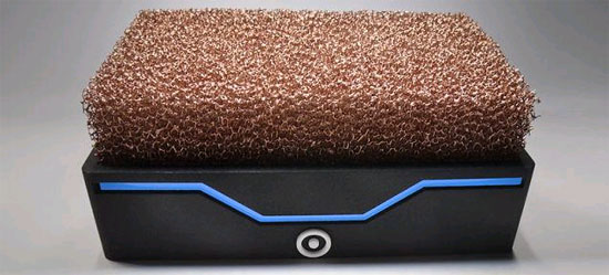 The computer does not need a fan to dissipate heat thanks to the copper foam heat sink Picture 1