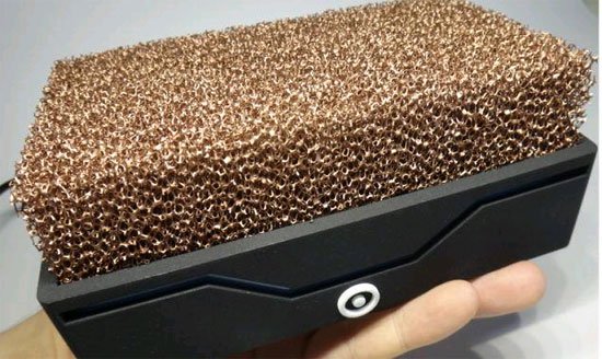 The computer does not need a fan to dissipate heat thanks to the copper foam heat sink Picture 2