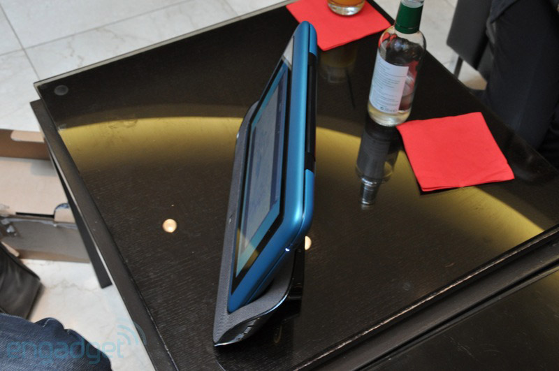 The Dell Inspiron Duo will debut early December Picture 8