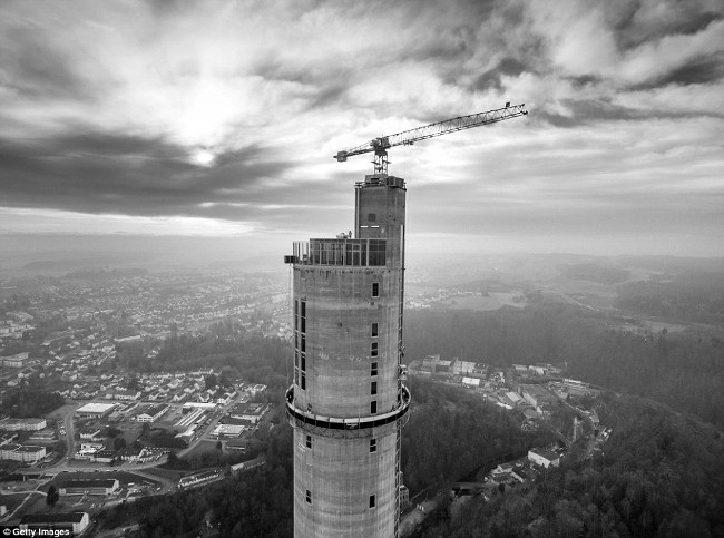 The Germans will check elevator safety at the 246m high tower at a speed of 40mph / s in 2017 Picture 7