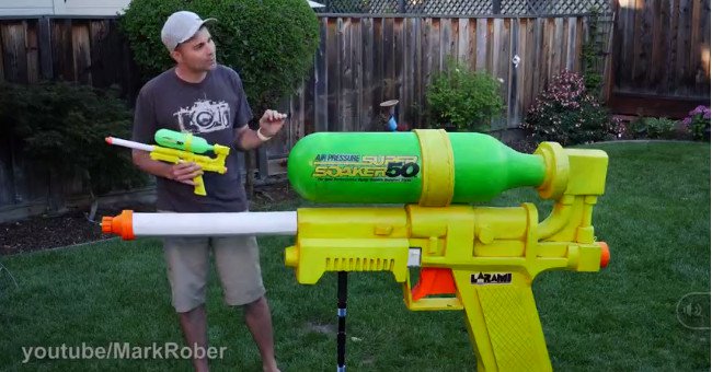 The giant water gun fired off the water at a speed of 437 km / h Picture 1