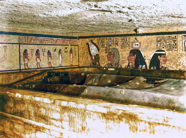 The glittering gold warehouse in the ancient Egyptian tomb of Pharaoh Tutankhamun Picture 16