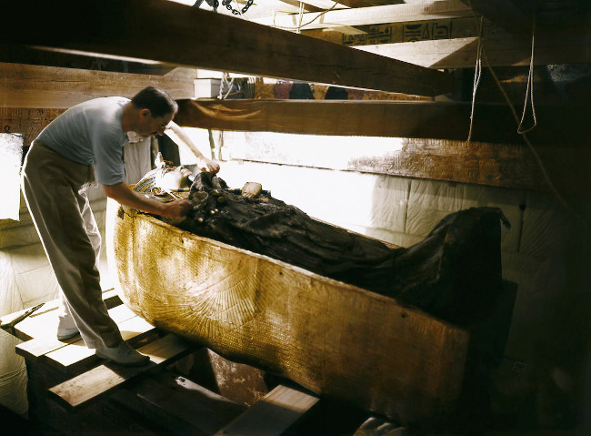 The glittering gold warehouse in the ancient Egyptian tomb of Pharaoh Tutankhamun Picture 19