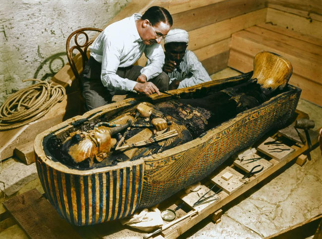 The glittering gold warehouse in the ancient Egyptian tomb of Pharaoh Tutankhamun Picture 20