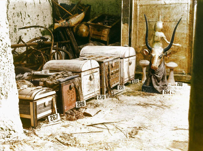 The glittering gold warehouse in the ancient Egyptian tomb of Pharaoh Tutankhamun Picture 8