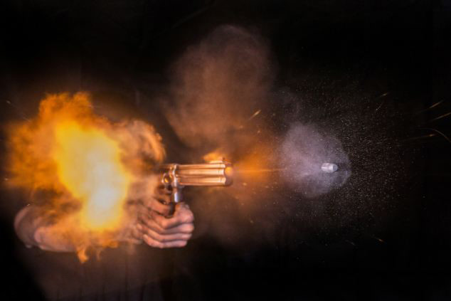 The impressive moment when the bullet rushed out of the barrel Picture 2