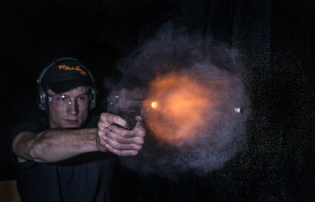 The impressive moment when the bullet rushed out of the barrel Picture 8