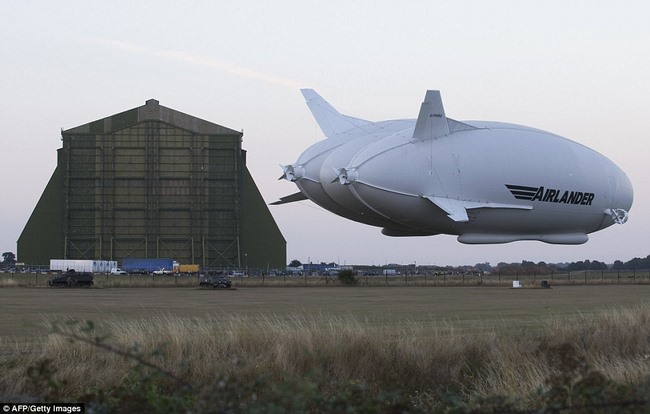 The largest aircraft in the world looks like a 'butt' taking off for the first time Picture 5