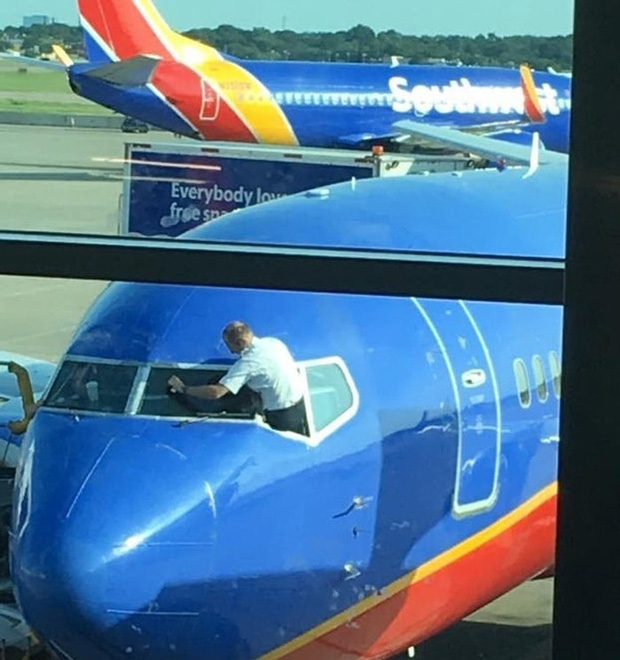 The most unique images on the plane that passengers have ever taken: Bet you have not seen more than half! Picture 4