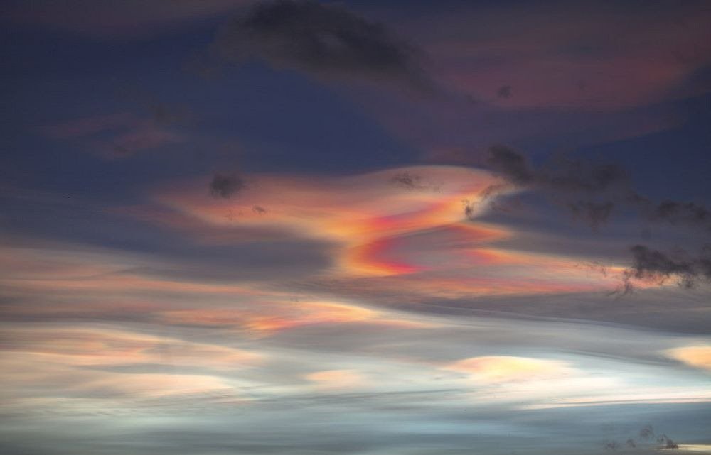 The mystery and the irresistible beauty of nacre clouds Picture 10