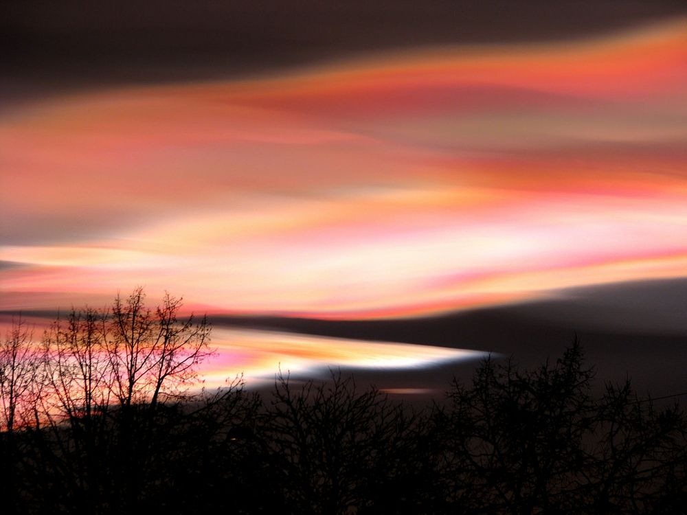 The mystery and the irresistible beauty of nacre clouds Picture 6