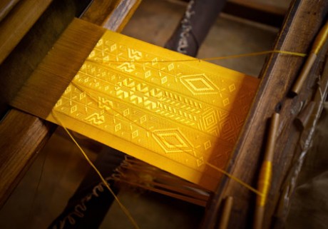 The only big silk in the world woven from the natural silk of a million spiders Picture 4