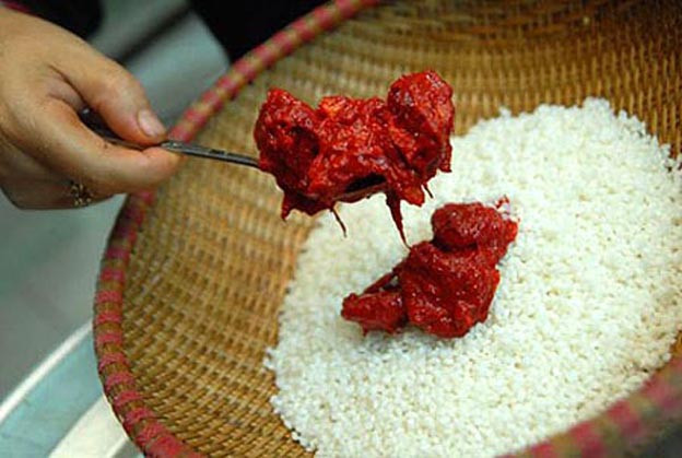 The secret of cooking red sticky rice with gac fruit for Tet is a lot of luck Picture 3