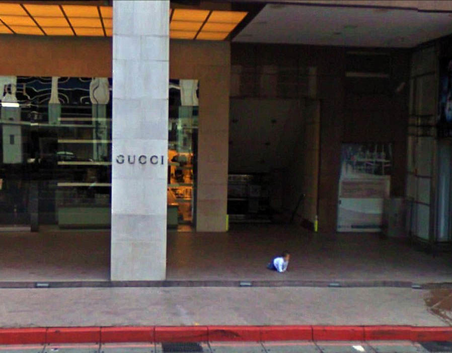 The series of funny photos that Google Maps has recorded across the world streets Picture 11