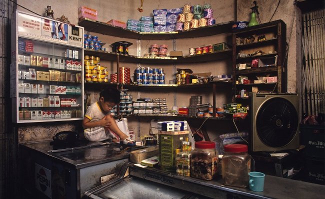 The set portrays the life of poor workers in Hong Kong in the 1990s Picture 12