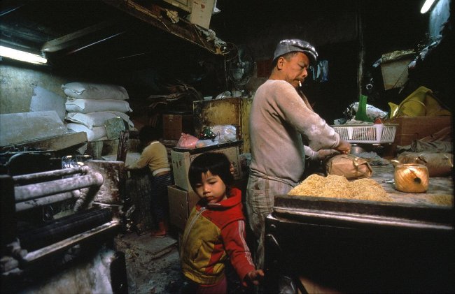 The set portrays the life of poor workers in Hong Kong in the 1990s Picture 13