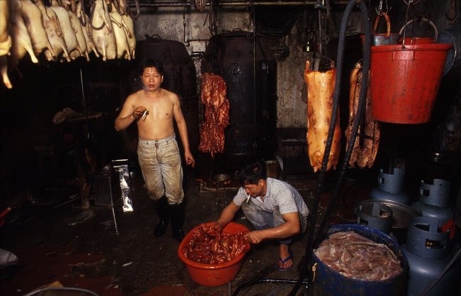 The set portrays the life of poor workers in Hong Kong in the 1990s Picture 15