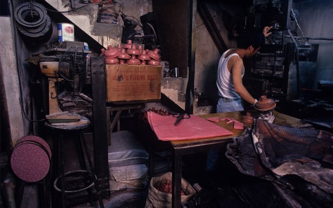 The set portrays the life of poor workers in Hong Kong in the 1990s Picture 16