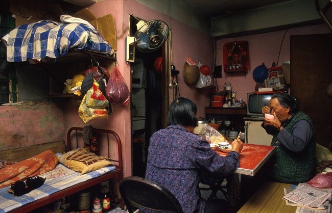 The set portrays the life of poor workers in Hong Kong in the 1990s Picture 19