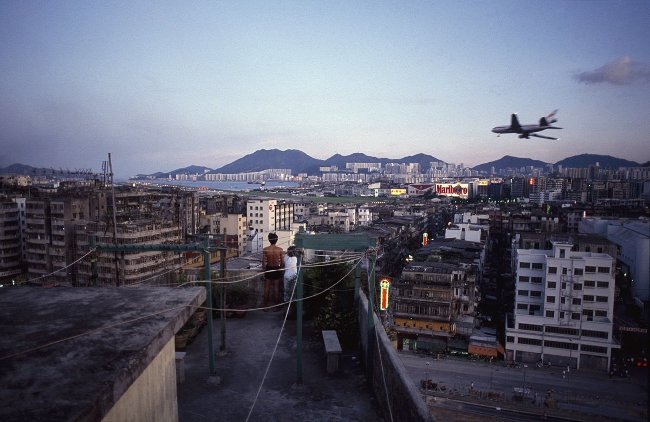 The set portrays the life of poor workers in Hong Kong in the 1990s Picture 20