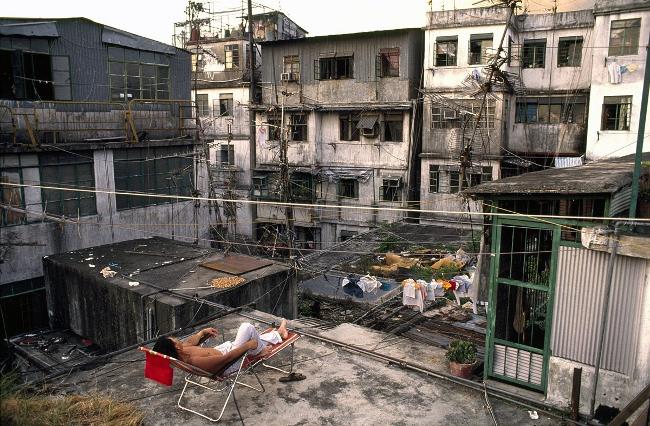 The set portrays the life of poor workers in Hong Kong in the 1990s Picture 4